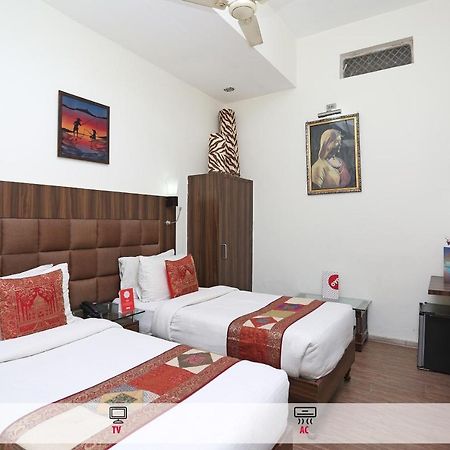 Oyo Flagship The Marc Blu Hotel Tājganj Екстериор снимка