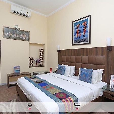 Oyo Flagship The Marc Blu Hotel Tājganj Екстериор снимка
