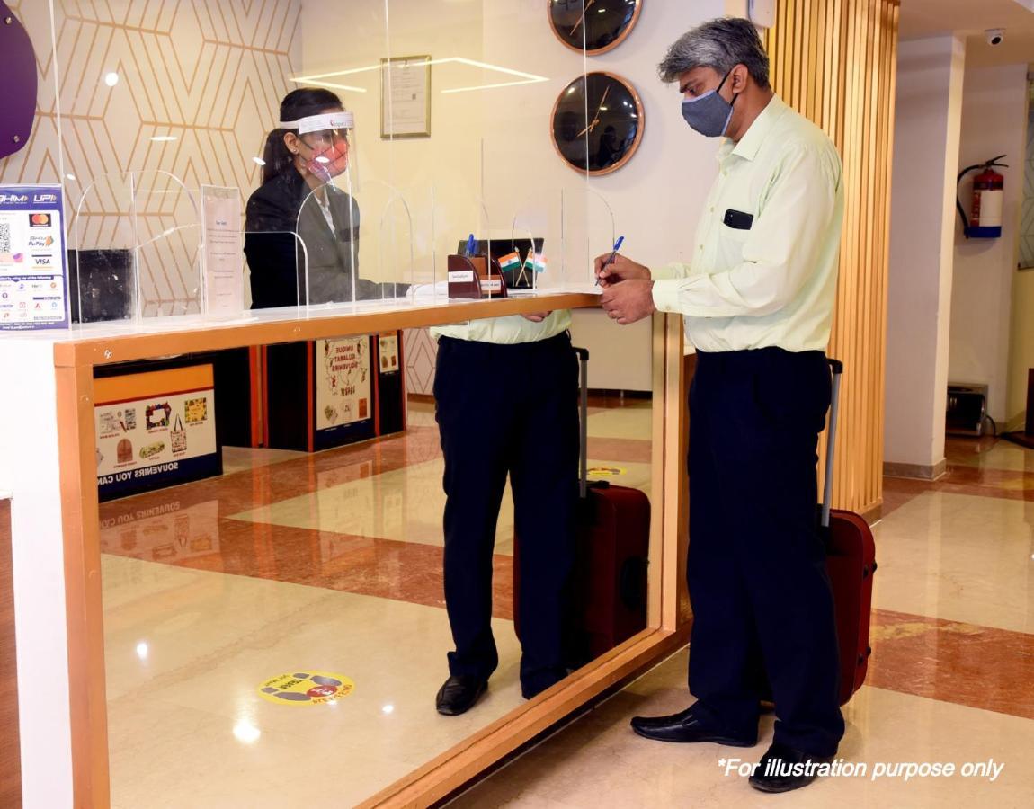 Oyo Flagship The Marc Blu Hotel Tājganj Екстериор снимка