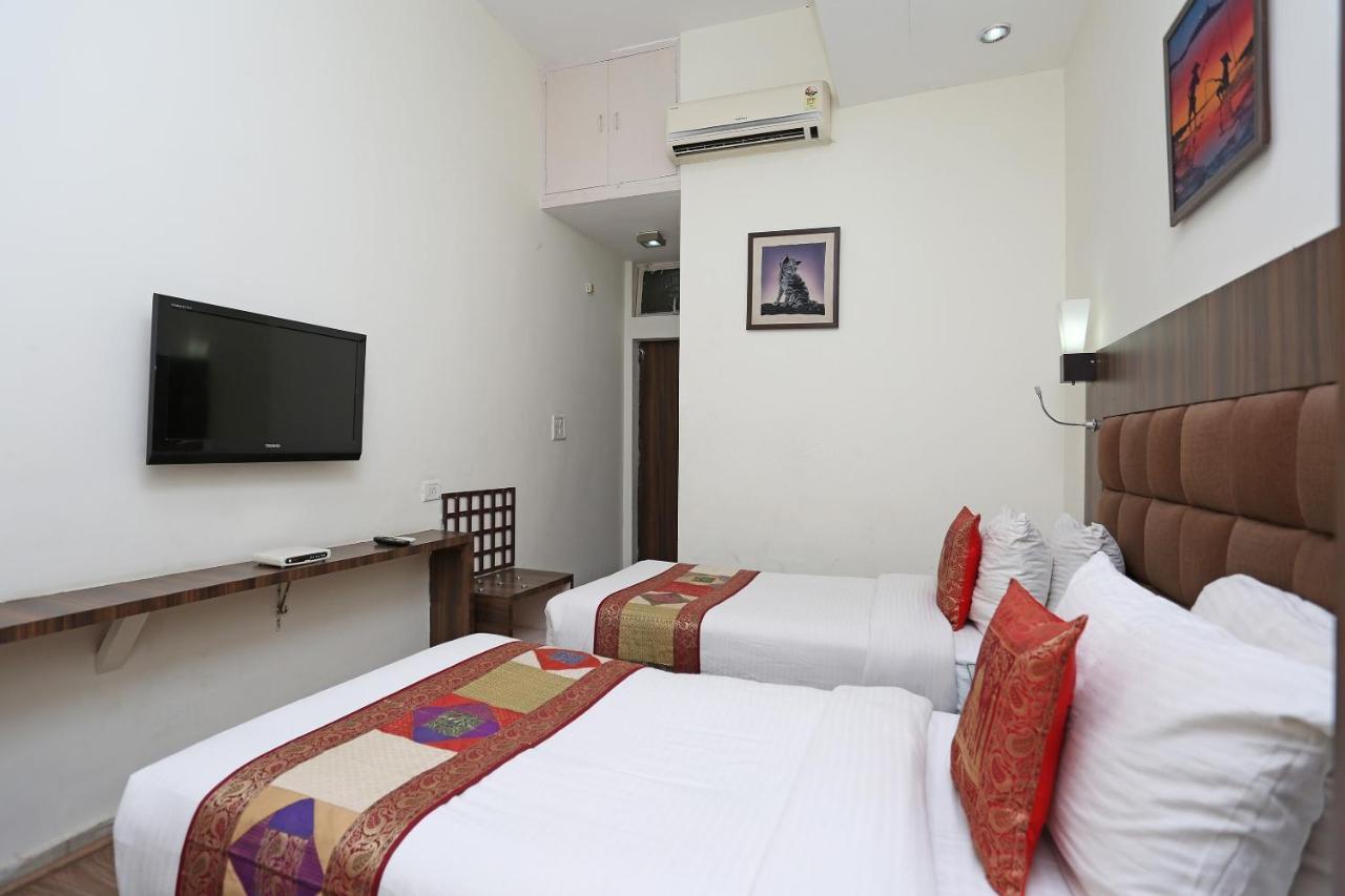 Oyo Flagship The Marc Blu Hotel Tājganj Екстериор снимка