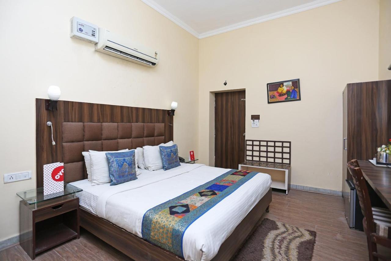 Oyo Flagship The Marc Blu Hotel Tājganj Екстериор снимка