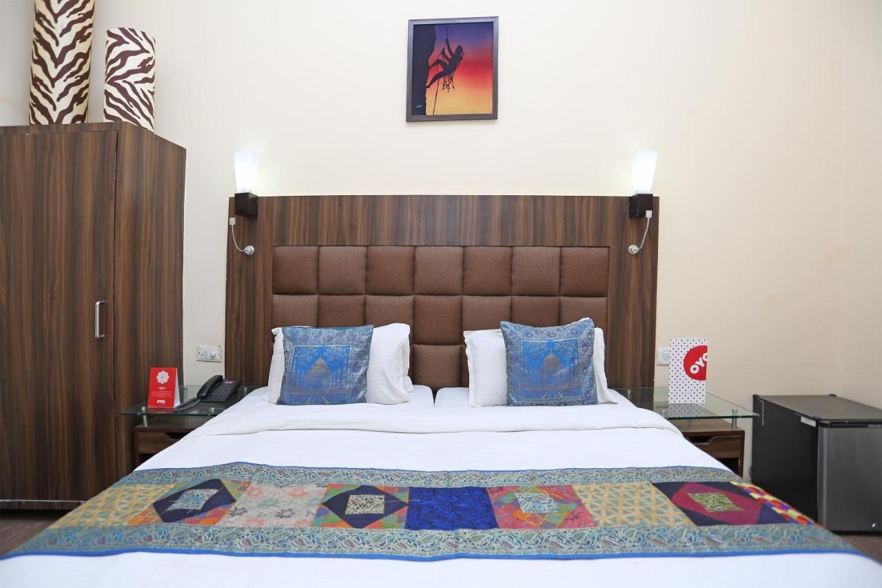 Oyo Flagship The Marc Blu Hotel Tājganj Екстериор снимка