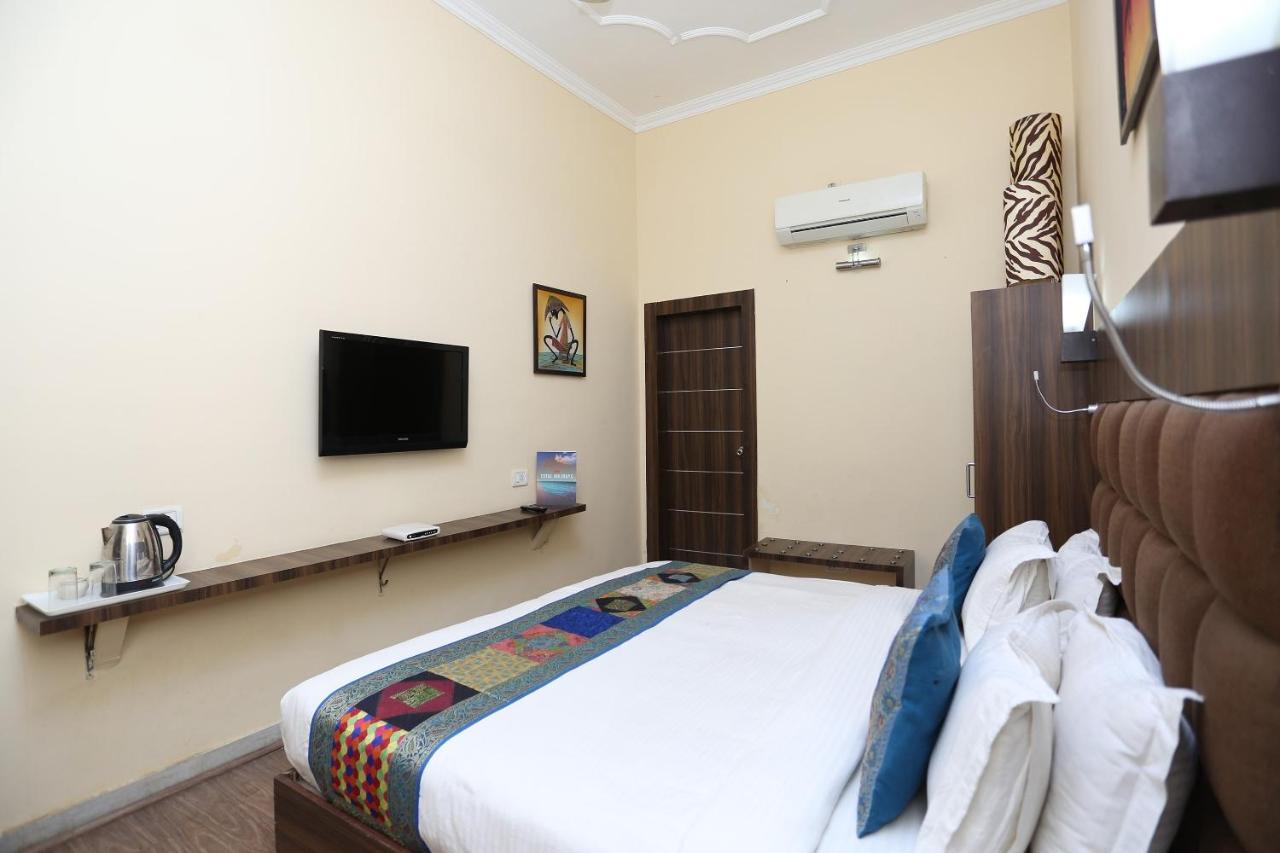 Oyo Flagship The Marc Blu Hotel Tājganj Екстериор снимка